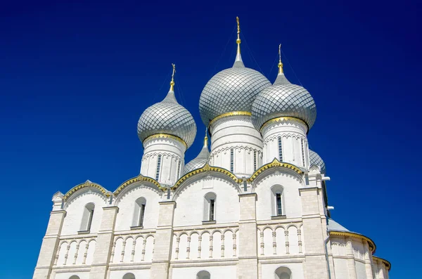Rostov Kreml. Kupoler av den Assumption katedralen. Rostov, Jaroslavl oblast, Ryssland — Stockfoto