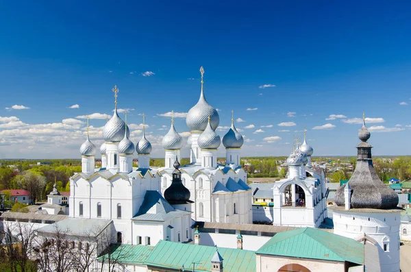 Catedral da Assunção e igreja da Ressurreição em Rostov Kremlin, Rússia — Fotografia de Stock