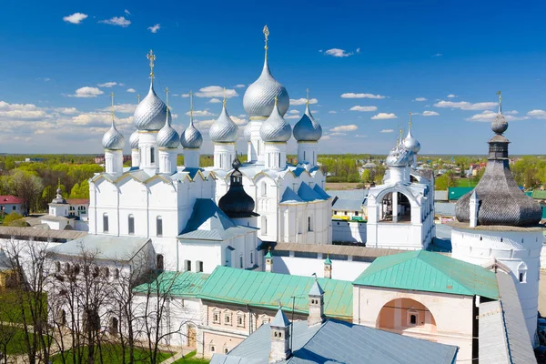 Catedral da Assunção e igreja da Ressurreição em Rostov Kremlin, Rússia — Fotografia de Stock