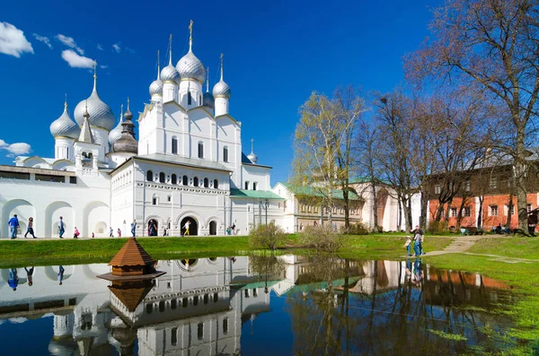 Reflexão da Igreja da Ressurreição na lagoa, o Kremlin Rostov , — Fotografia de Stock