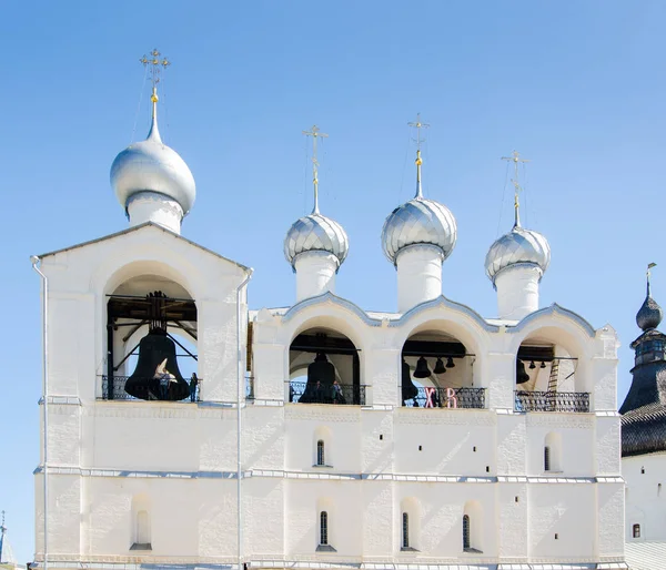 Колокольня Успенского собора в Ростовском Кремле — стоковое фото