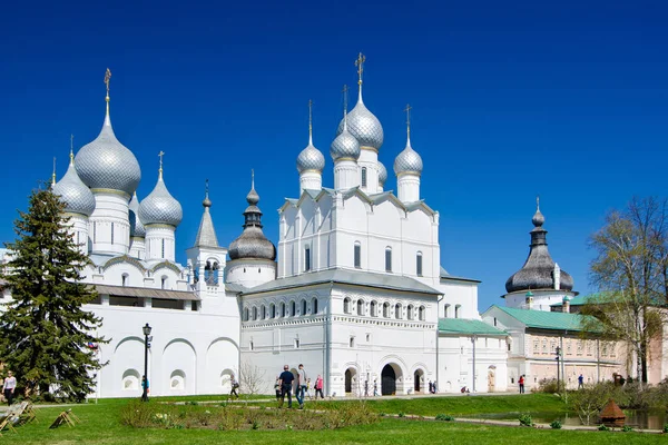Asunción Catedral e iglesia de la Resurrección en Rostov Kremlin, Rusia — Foto de Stock