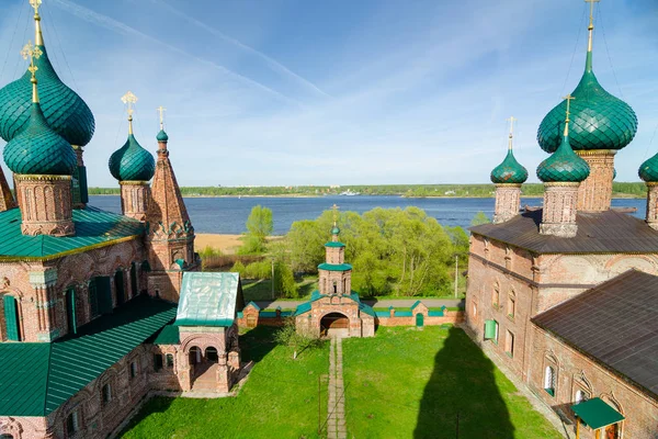 Ensemble das igrejas de São João Crisóstomo e Vladimir ícone da Mãe de Deus em Yaroslavl — Fotografia de Stock