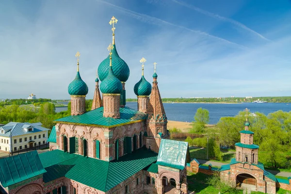 Igreja de São João Crisóstomo e portão sagrado em Yaroslavl, Rússia . — Fotografia de Stock