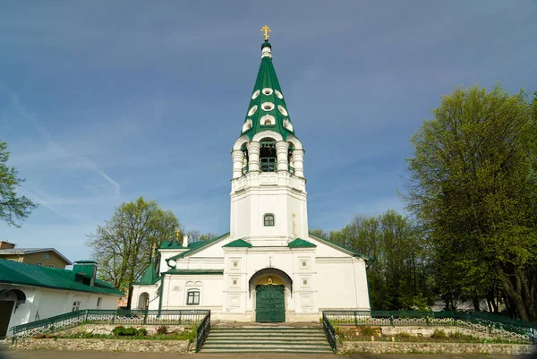 Iglesia rusa en Yaroslavl, Rusia. Anillo de oro de Rusia — Foto de Stock