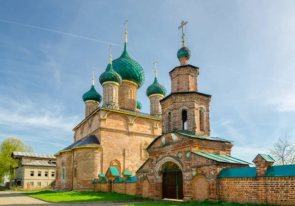Die Kirche des Hl. Johannes Chrysostomus und das Heilige Tor in Jaroslawl, Russland. — Stockfoto
