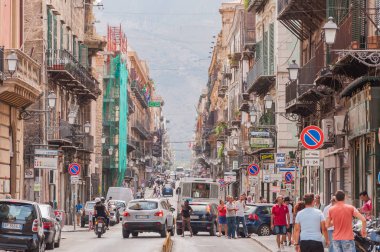 Via Maqueda, Palermo eski şehir merkezinde ünlü caddesi tarafından yürüyüş yayalar