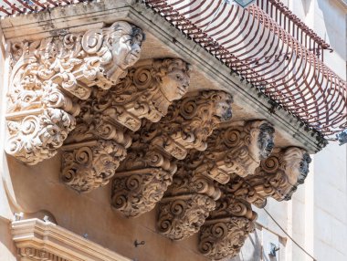 Taş balkona Noto, Sicilya Barok görünümünü