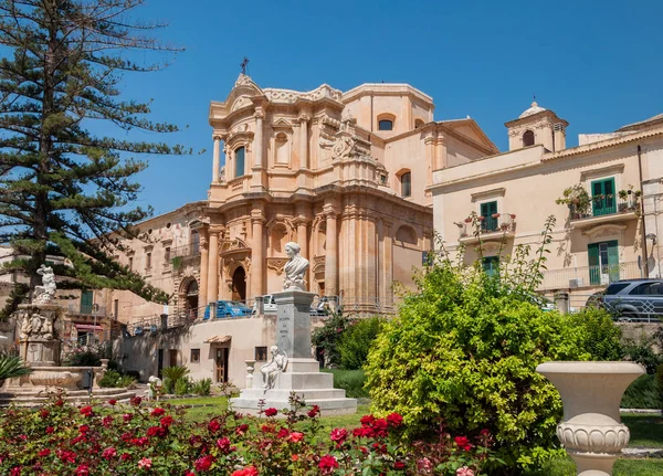 Fasaden av kyrkan av St Dominic - en magnifik förlaga siciliansk barock i Noto, Sicilien — Stockfoto