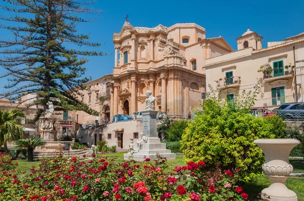 Фасад церкви Святого Доминика - великолепный образец сицилийского барокко в Ното, Сицилия — стоковое фото