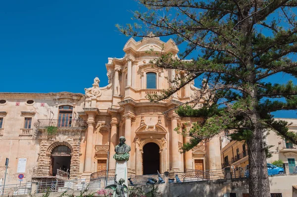 La fachada de la iglesia de Santo Domingo - un magnífico espécimen barroco siciliano en Noto, Sicilia — Foto de Stock