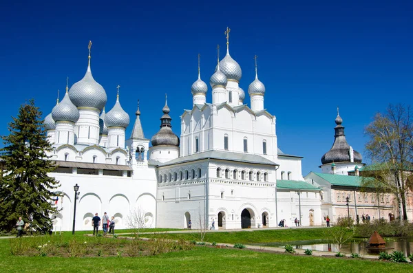 Cathédrale de l'Assomption et église de la Résurrection à Rostov Kremlin, Russie — Photo