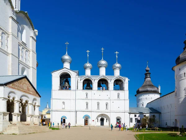 Колокольня Успенского собора в Ростовском Кремле — стоковое фото