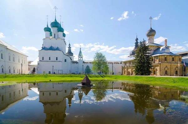 Iglesia Hodegetria e Iglesia de San Juan Evangelista en el Kremlin de Rostov — Foto de Stock