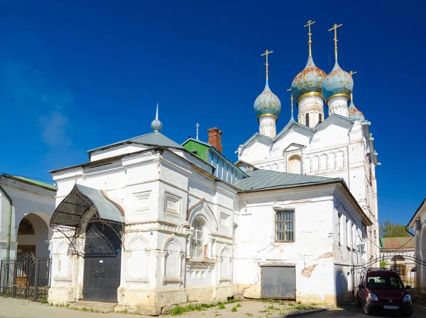 Antigua iglesia cerca del Kremlin de Rostov. Rostov, Provincia de Yaroslavl, Rusia . — Foto de Stock