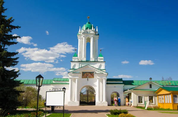 Monasterio de Spaso-Yakovlevsky y Catedral de Zachatievsky en Rostov, Provincia de Yaroslavl, Rusia — Foto de Stock