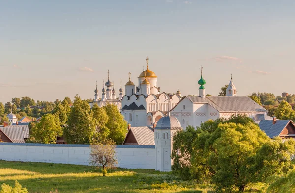 Convento da Intercessão ou mosteiro de Pokrovsky na antiga cidade de Suzdal — Fotografia de Stock
