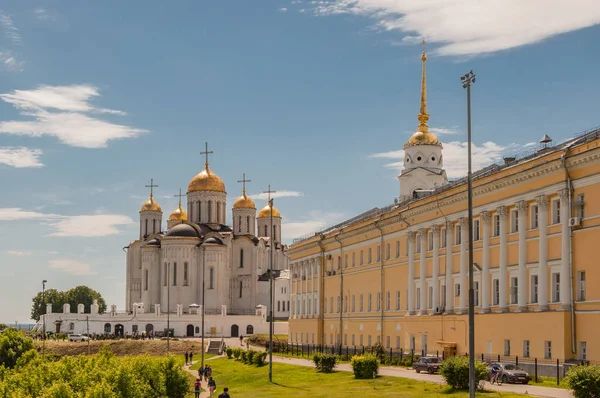 Dormizione Cattedrale e campanile a Vladimir, Russia . — Foto Stock