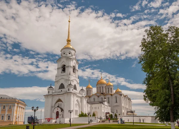 Entschlafungskathedrale und Glockenturm in Wladimir, Russland. UNESCO-Weltkulturerbe. — Stockfoto