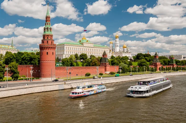 Moskova Nehri ve Moskova Kremlin görünümü