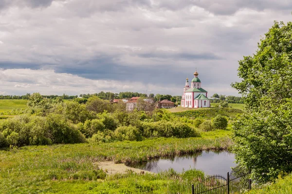 Vista de la Iglesia de Elías el Profeta en la montaña Ivanova antes de la tormenta en Suzdal — Foto de Stock