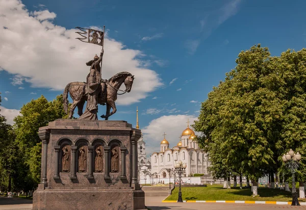 Vladimir, Rusya varsayım katedral önünde Prens Vladimir anıt