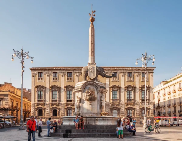 De fontein van de olifant op het plein van de kathedraal in Catania, Sicilië, Italië — Stockfoto