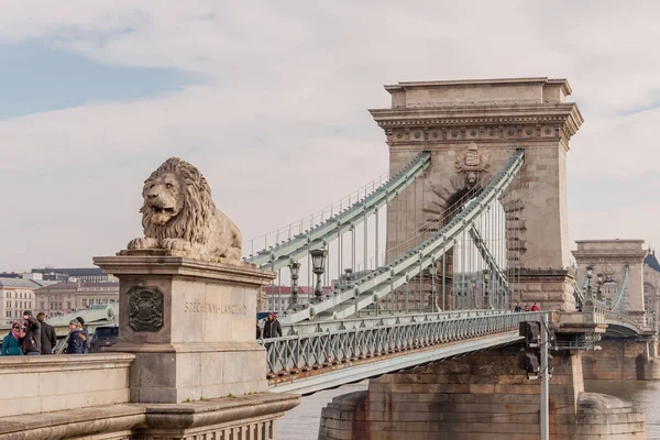 A Széchenyi Lánchíd a Dunán Budapesten — Stock Fotó