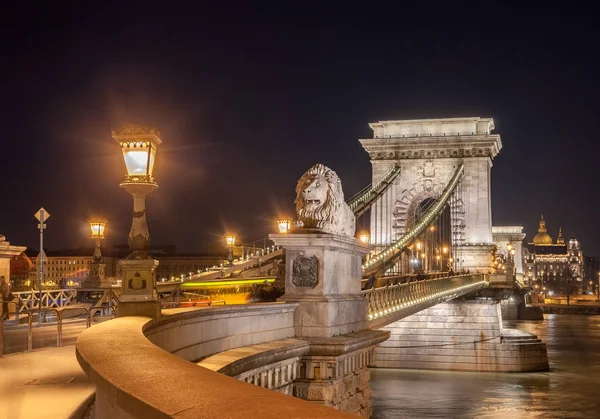Wgląd nocy z Szechenyi most łańcuchowy nad Dunajem w Budapeszcie — Zdjęcie stockowe
