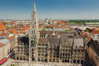 Yeni Belediye Binası kuzeyinde Marienplatz, Münih Belediye binasında olduğunu