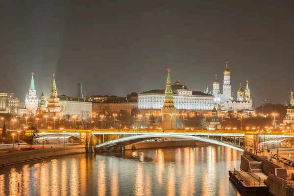 Moskova Kremlin 'in gece manzarası.