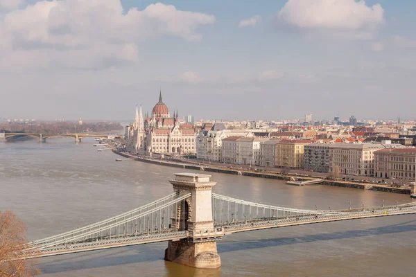 Előtérben a Parlament épülete és a Lánchíd Budapest Panoráma – áttekintés — Stock Fotó