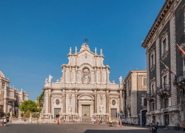 Piazza Duomo ou Praça da Catedral com Catedral de Santa Agatha ou Catania duomo em Catania — Fotografia de Stock