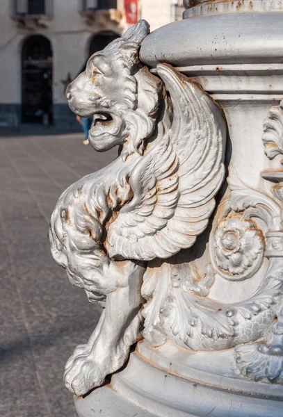 Estátua de um Griffin em uma lâmpada de rua em Catania, Sicília — Fotografia de Stock