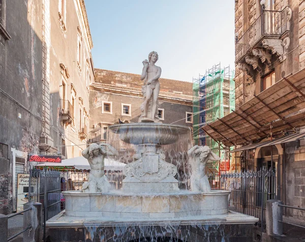 Fuente de Amenano en Piazza del Duomo en Catania, Sicilia — Foto de Stock