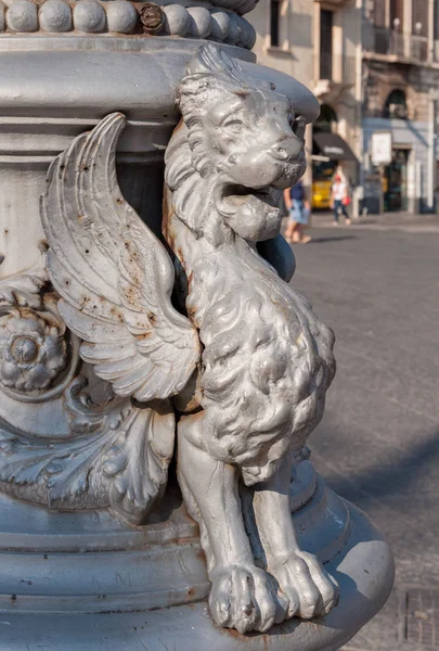 Estátua de um Griffin em uma lâmpada de rua em Catania, Sicília — Fotografia de Stock