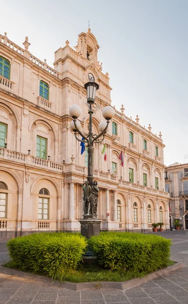 Lyktstolpe i bakgrunden byggnaden vid universitetet i Catania — Stockfoto
