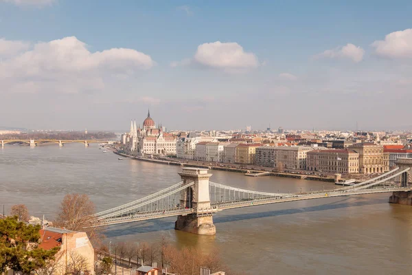 Előtérben a Parlament épülete és a Lánchíd Budapest Panoráma – áttekintés — Stock Fotó
