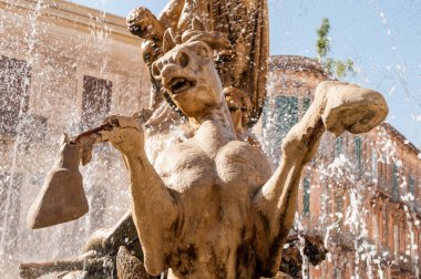 Çeşme, Syracuse kare Arşimet üzerinde.