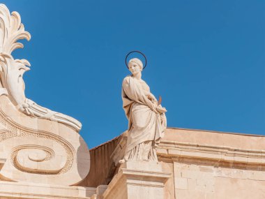 Syracuse, Sicilya katedral önünde heykeli