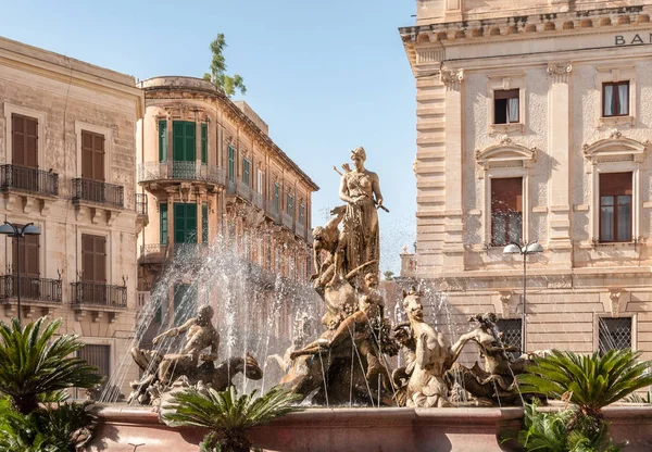 A fonte na praça Arquimedes em Siracusa . — Fotografia de Stock