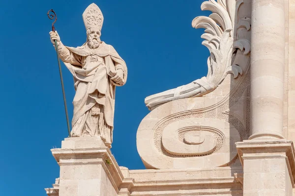 Pomnik przed Katedra Syrakuzy — Zdjęcie stockowe