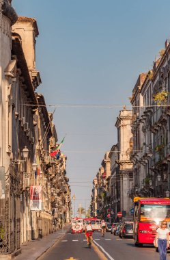 Görünüm street ve turistler şehirde Catania Sicilya, İtalya.