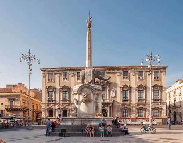 De fontein van de olifant op het plein van de kathedraal in Catania, Sicilië, Italië — Stockfoto