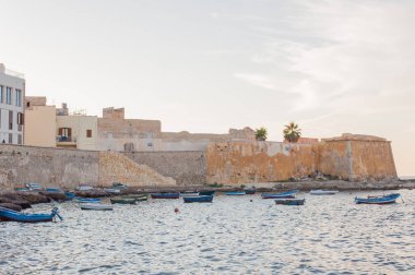 Panoramik Trapani limanda ile Balıkçılık Tekne, Sicilya, İtalya