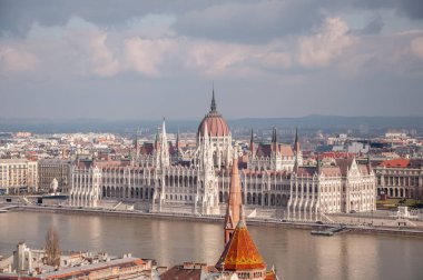 Budapeşte 'de Tuna Nehri kıyısında Macar Parlamentosu Binası