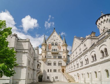 Neuschwanstein Şatosu Romanesk Revival palace Fussen güneybatı Bavaria, Almanya için yanında olduğunu.