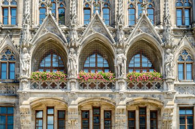 Yeni Belediye Binası kuzeyinde Marienplatz, Münih Belediye binasında olduğunu