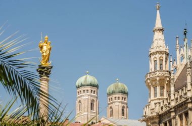 Closeup kulelerin Frauenkirche Kilisesi Münih, Almanya