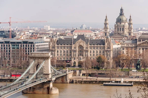 A Széchenyi Lánchíd és a templom St. Stephens Budapesten — Stock Fotó